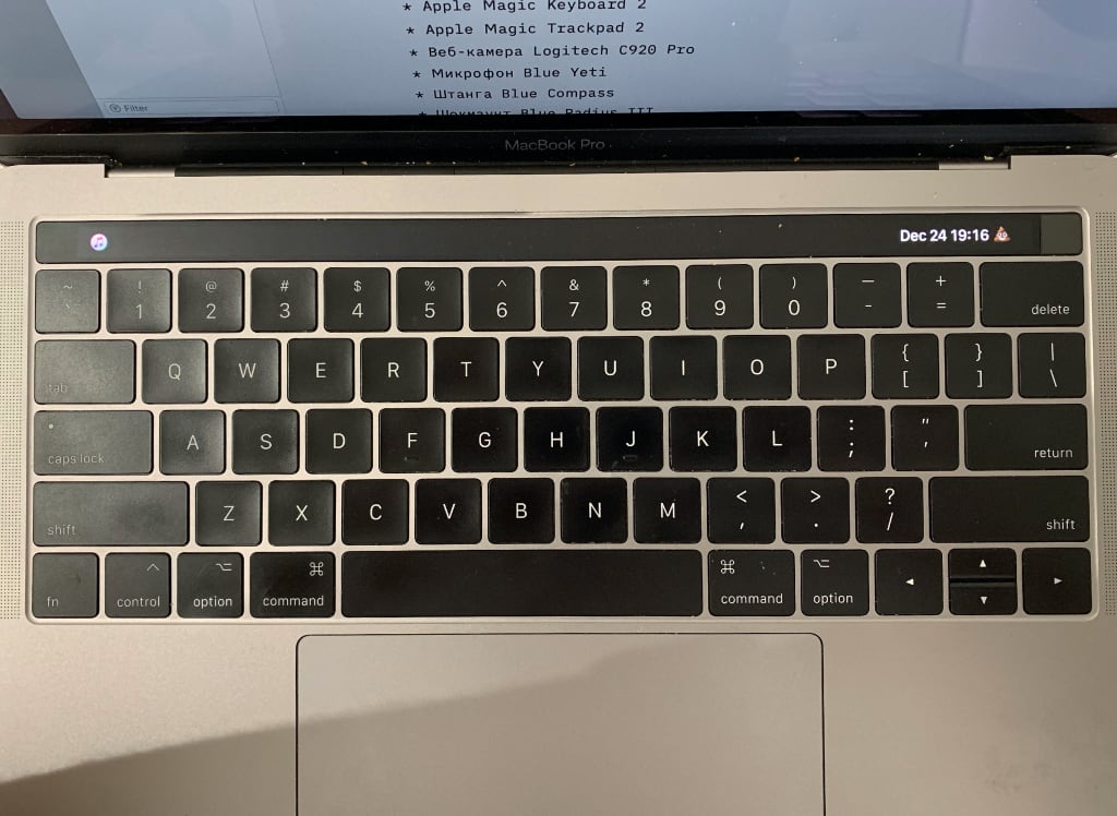 Клавиатура ноутбука c «длинным шифтом». Видно отключенный тачбар